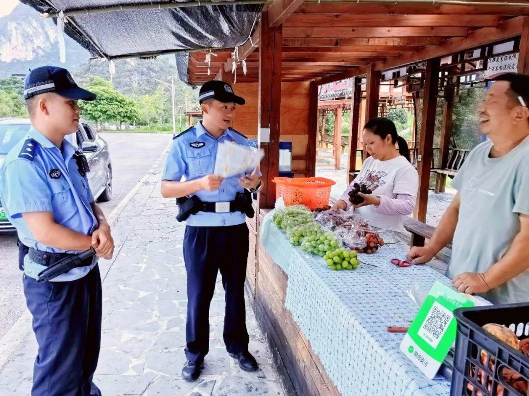 民警進(jìn)行調(diào)解.jpg