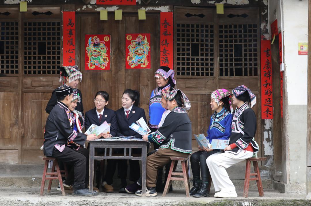 黔西市金碧鎮(zhèn)紅寨村來了普法隊(duì)