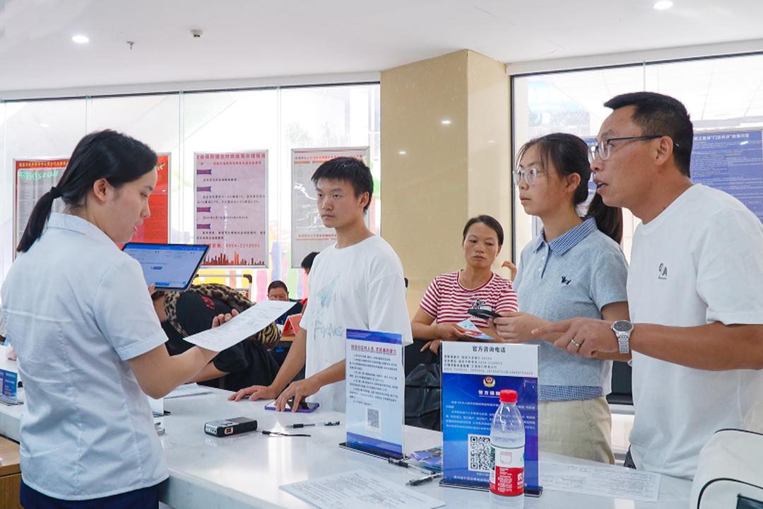 貴州福泉政務服務中心開通助學貸款“綠色通道” 暖心服務護航學子求學路