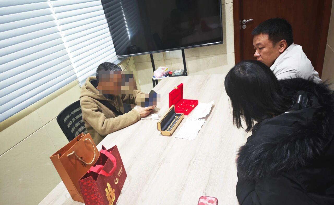 貴陽觀山湖民警三小時(shí)苦勸 成功攔截“黃金詐騙”