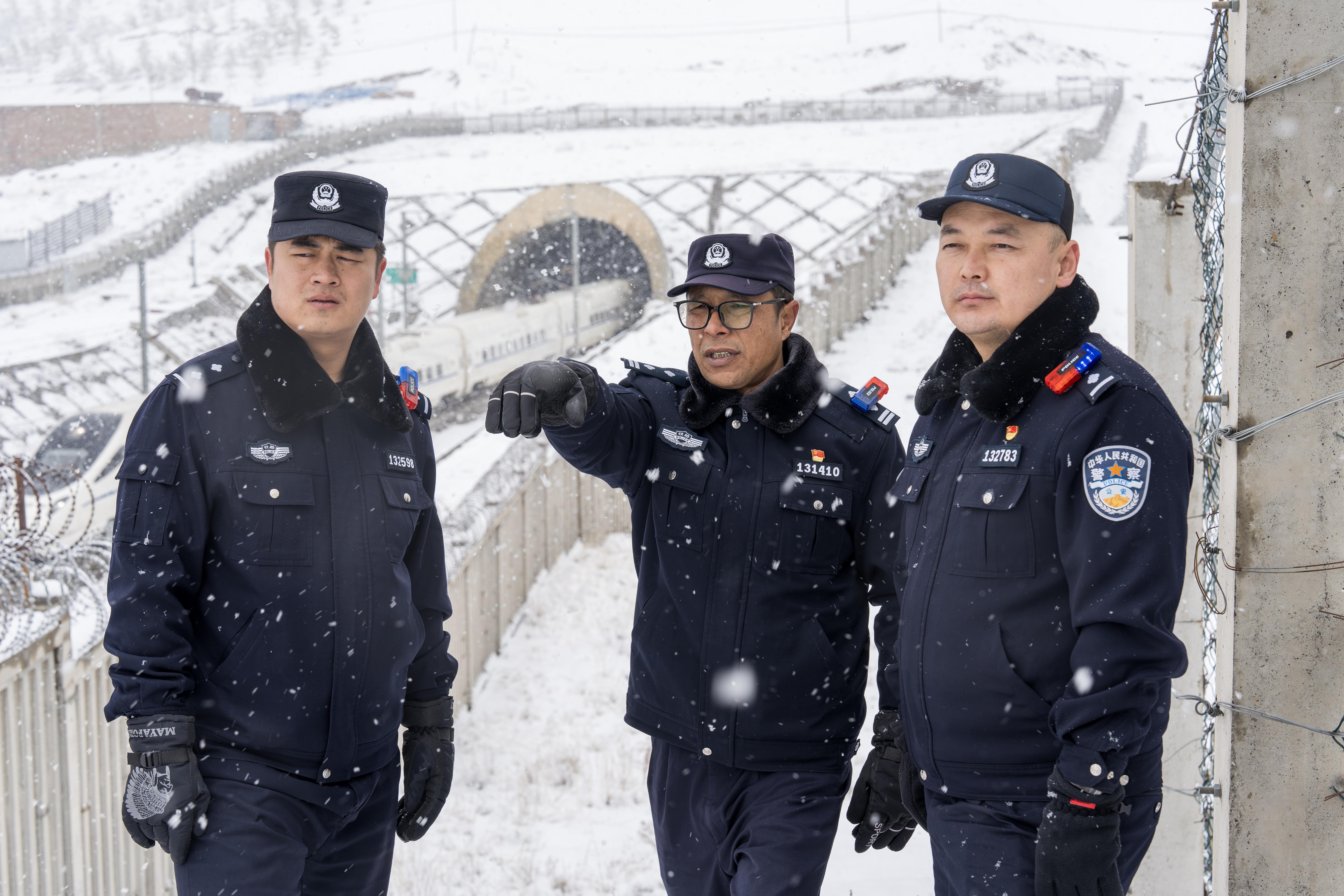 烏魯木齊鐵警：冒雪巡查保暢通