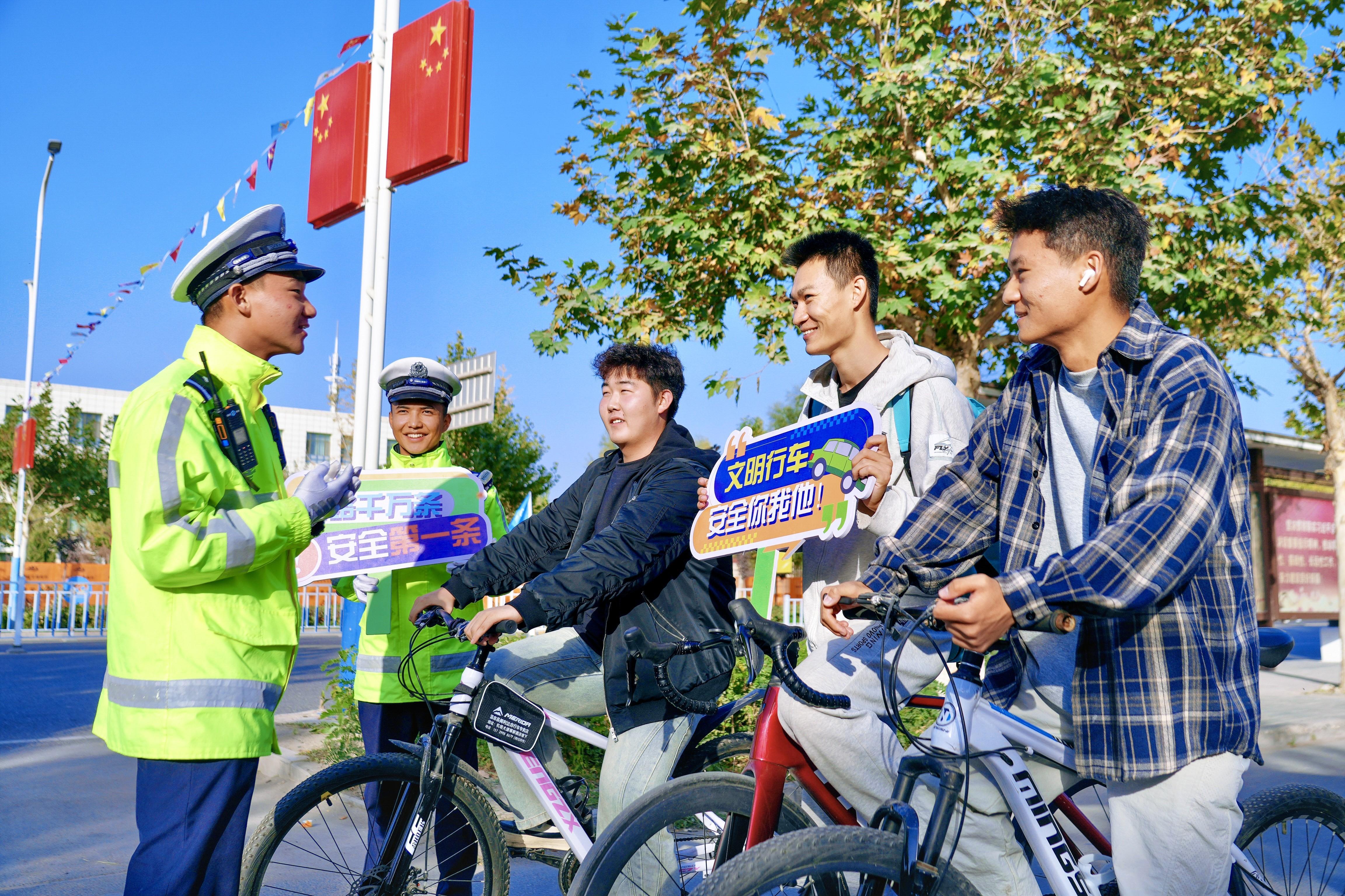 新疆溫宿交警：讓“一盔一帶”成為街頭“新時(shí)尚”