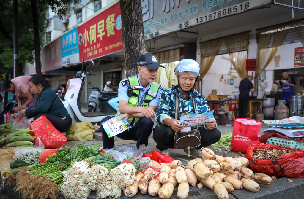江西宜豐：交通安全宣傳進(jìn)早市