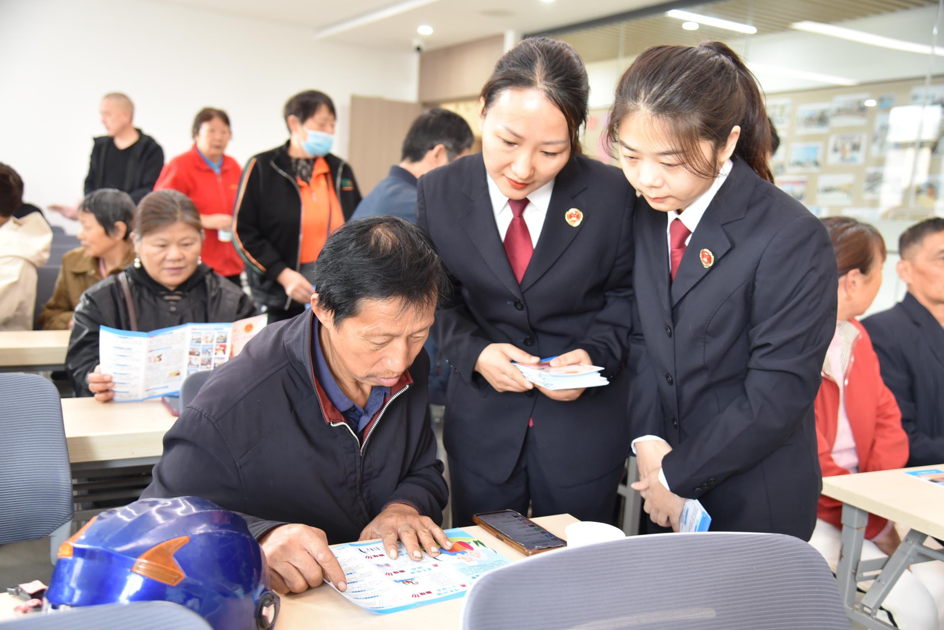 江蘇揚中檢察走進社區(qū)為老年人精準普法