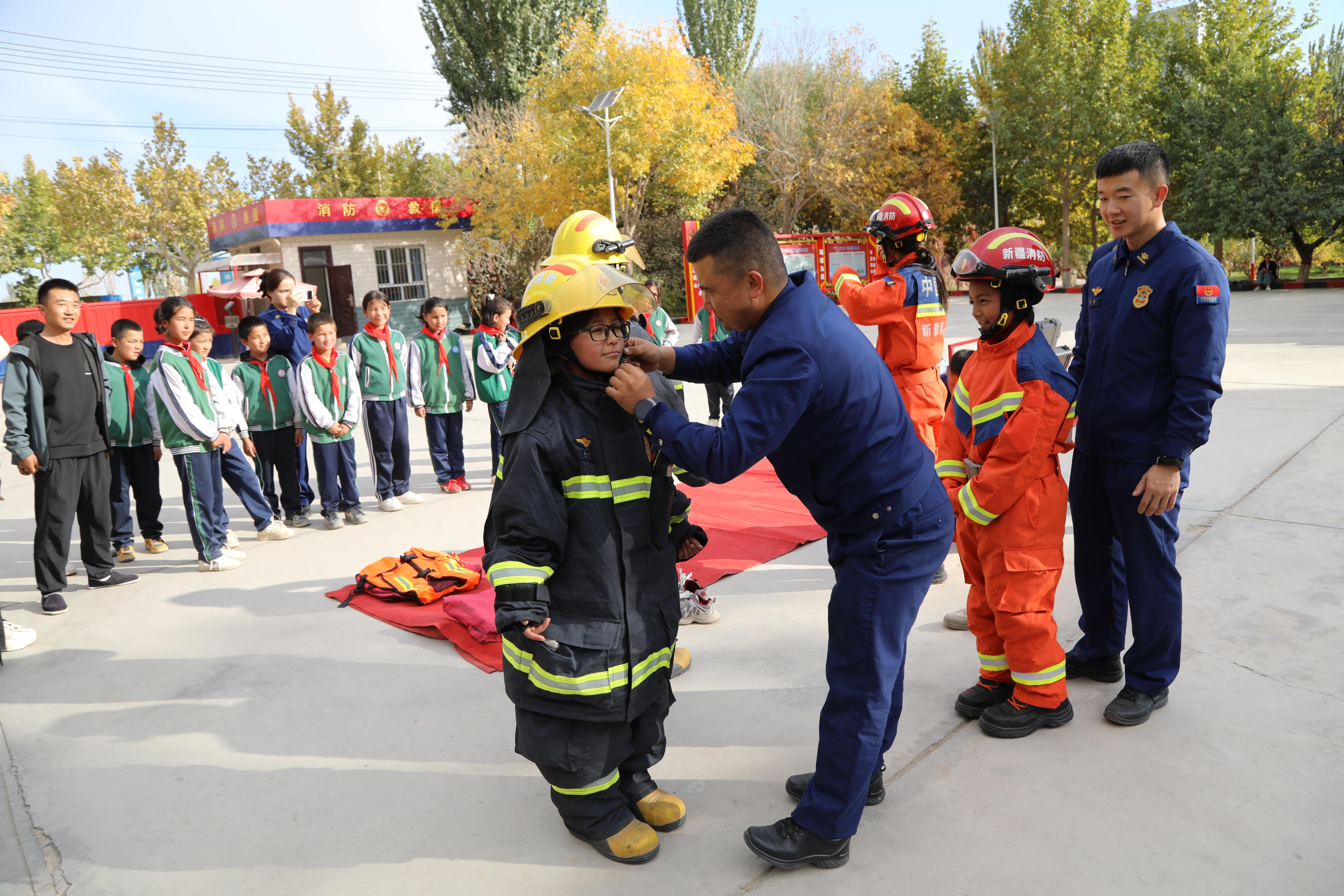 新疆阿克蘇：“火焰藍(lán)”點(diǎn)亮鄉(xiāng)村學(xué)子“微心愿”