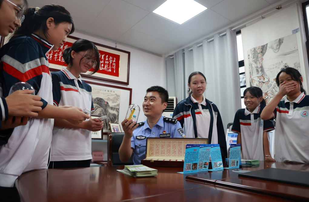 江西共青城：利用羽毛畫開展禁毒宣傳活動