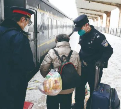10年后，他戴上了父親的警號，開啟了第一次春運執(zhí)勤