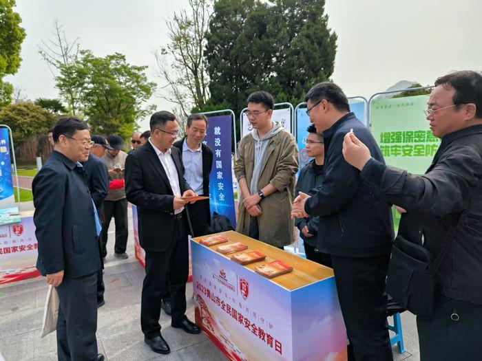 與會領(lǐng)導(dǎo)參觀全民國家安全教育日展臺。葉晨攝.jpg