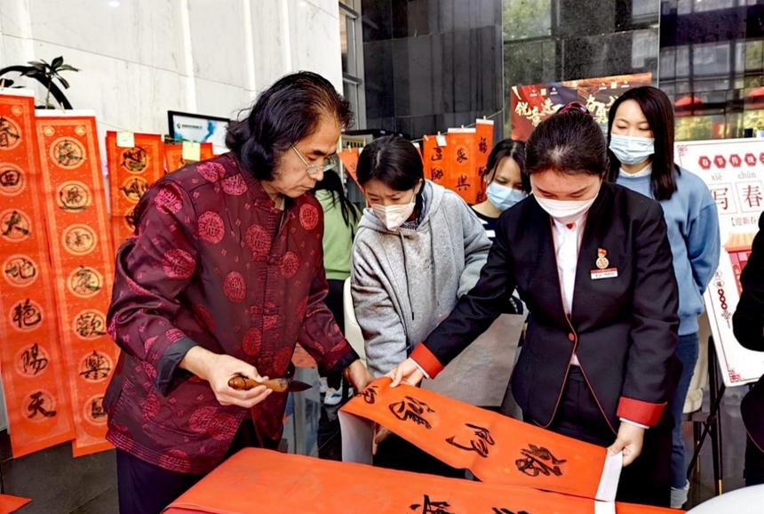 中信銀行深圳分行舉行寫春聯(lián)送祝?；顒?></a> 
            </div> 
            <div   id=